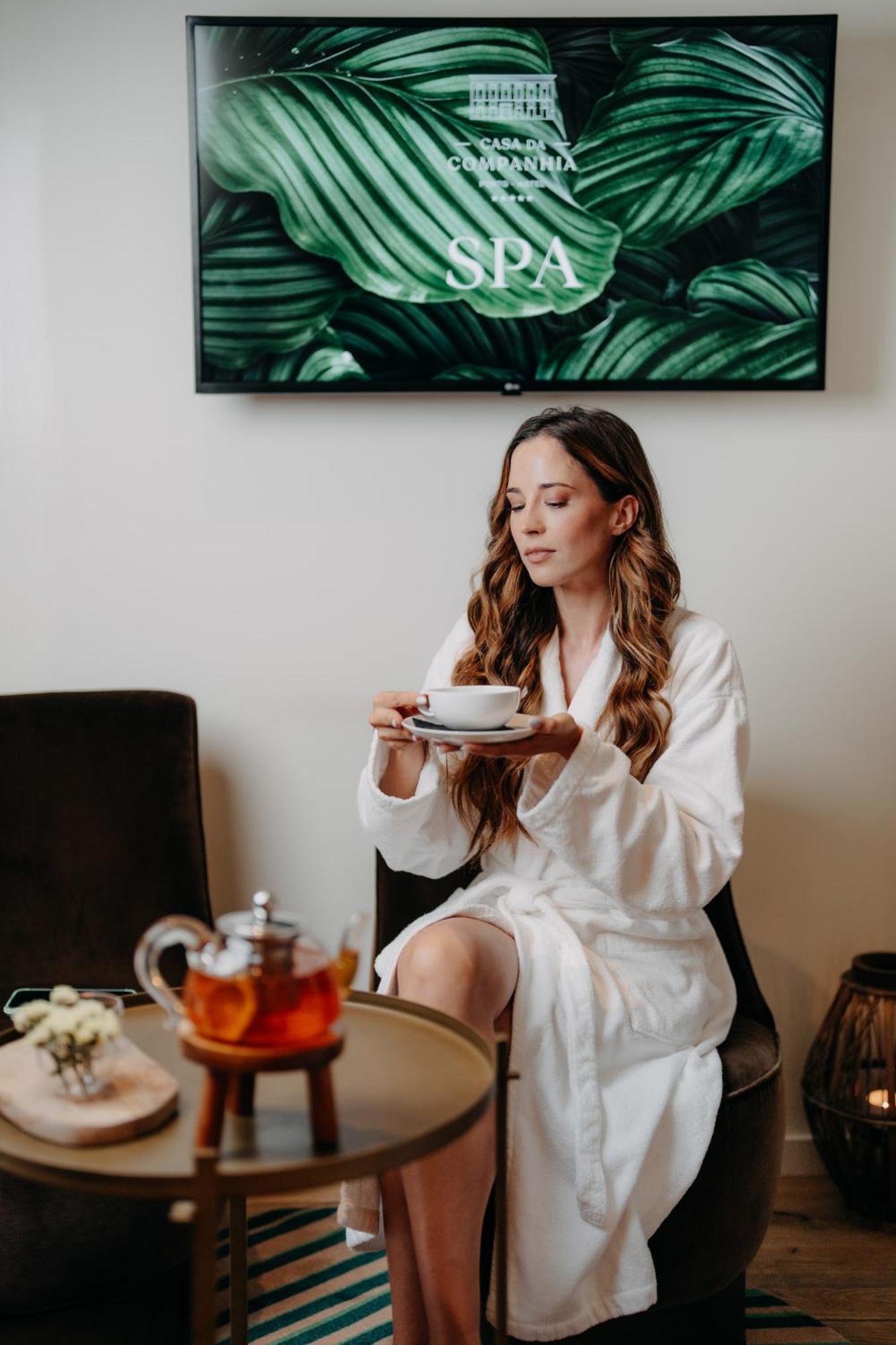 Casa Da Companhia, Vignette Collection By Ihg Hotel Porto Exterior foto A woman wearing a bathrobe