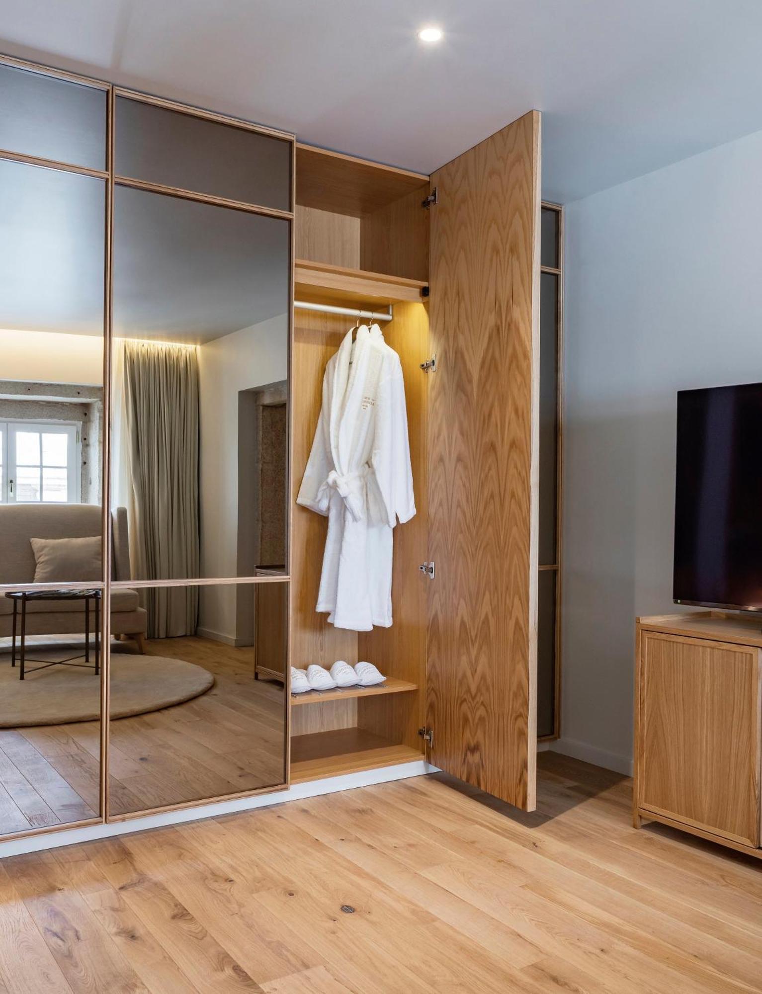 Casa Da Companhia, Vignette Collection By Ihg Hotel Porto Exterior foto A bathrobe hanging on a coat rack